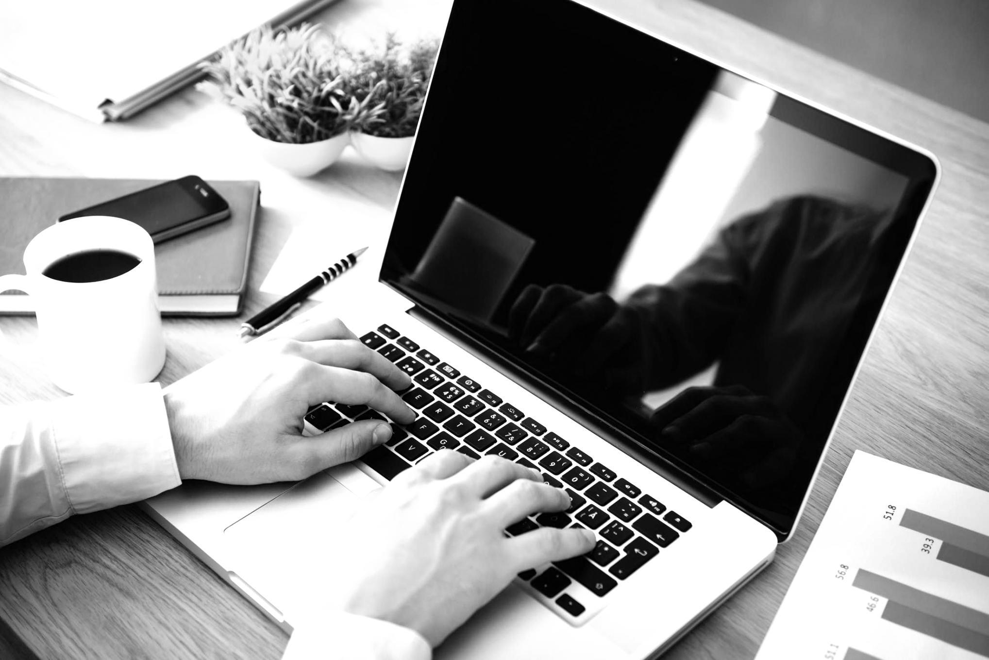 Echipa noastră lucrând împreună la dezvoltarea soluțiilor de bugetare