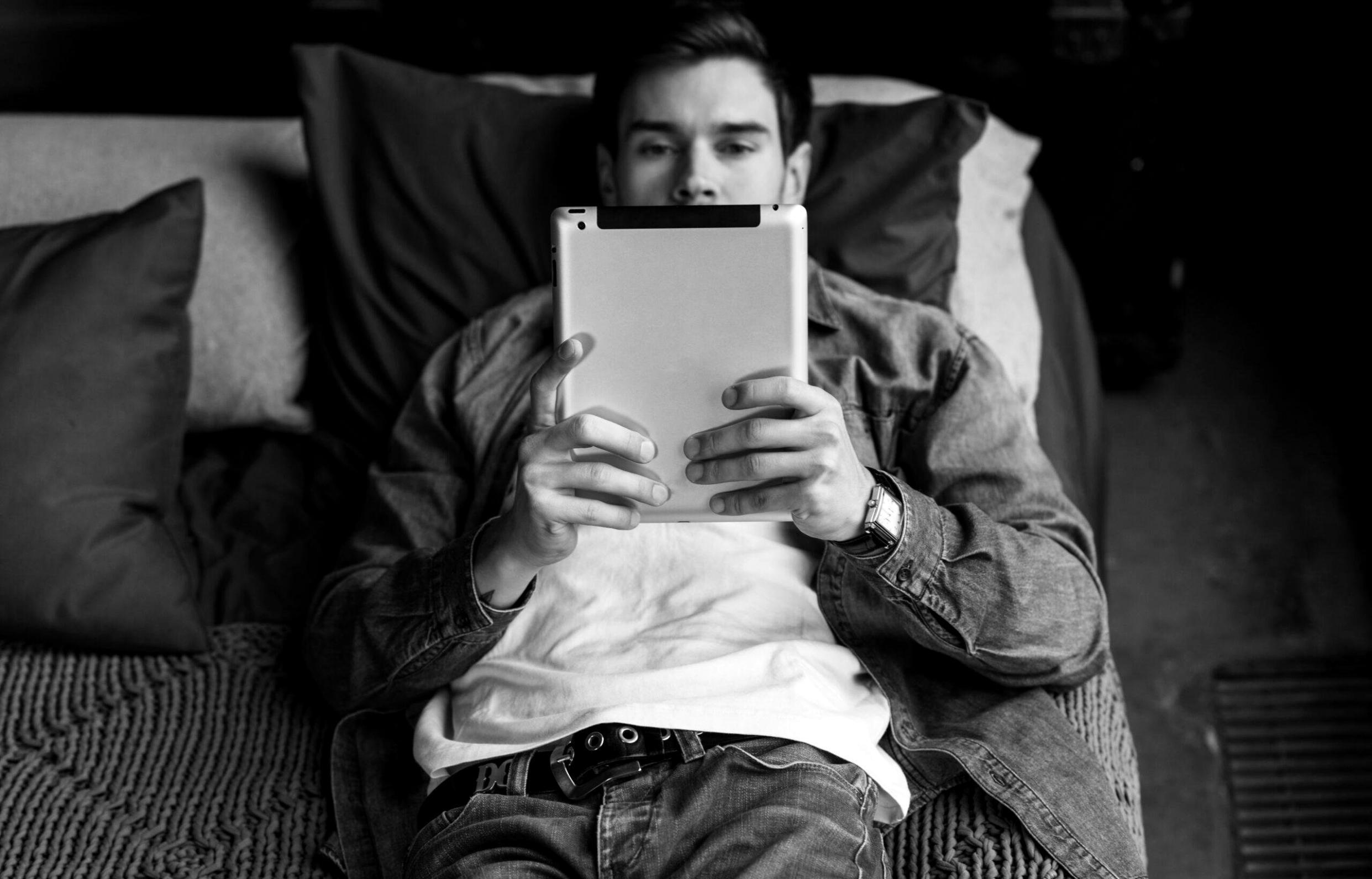 Echipa Elyravioneonix pregătită să asculte și să ofere consultanță financiară personalizată