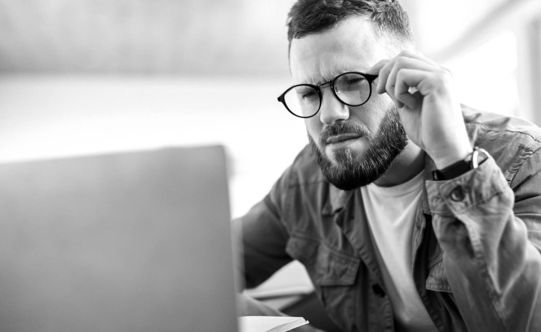 Aplicația Elyravioneonix rulând pe smartphone și tabletă simultan